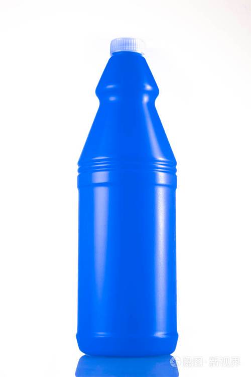 白色背景上隔离有清洁产品的蓝色瓶子